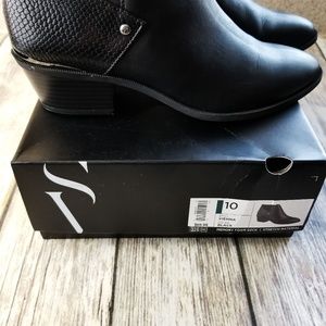 Vera Wang Black Bootie NWOT